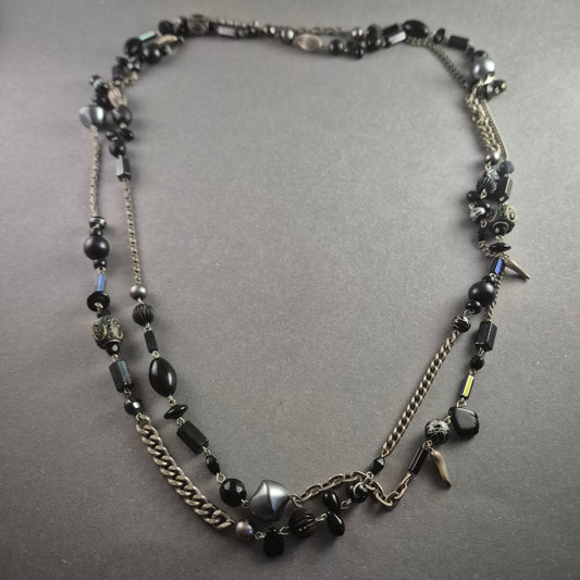 Extravagante Vintage-Kette mit schwarzen Perlen und Metallanhängern