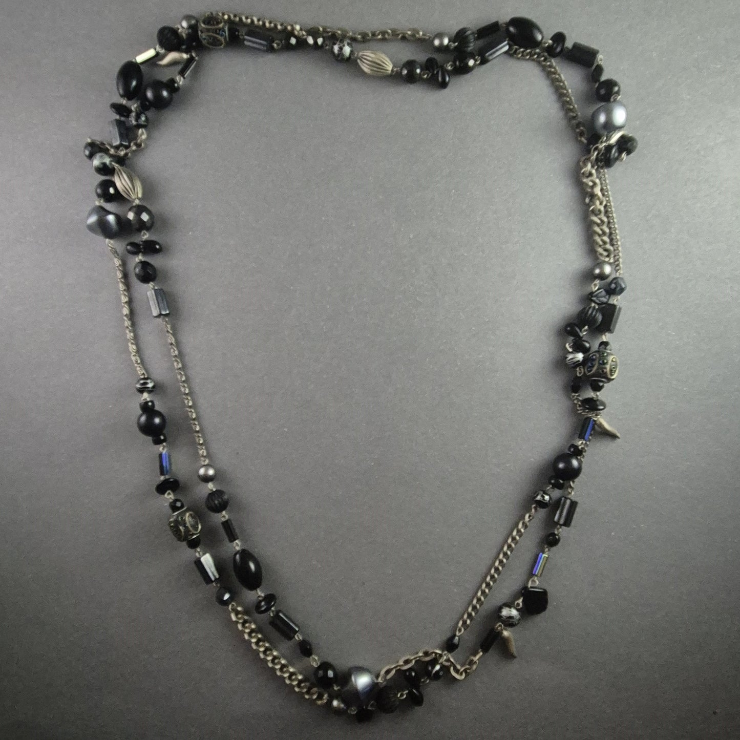 Extravagante Vintage-Kette mit schwarzen Perlen und Metallanhängern