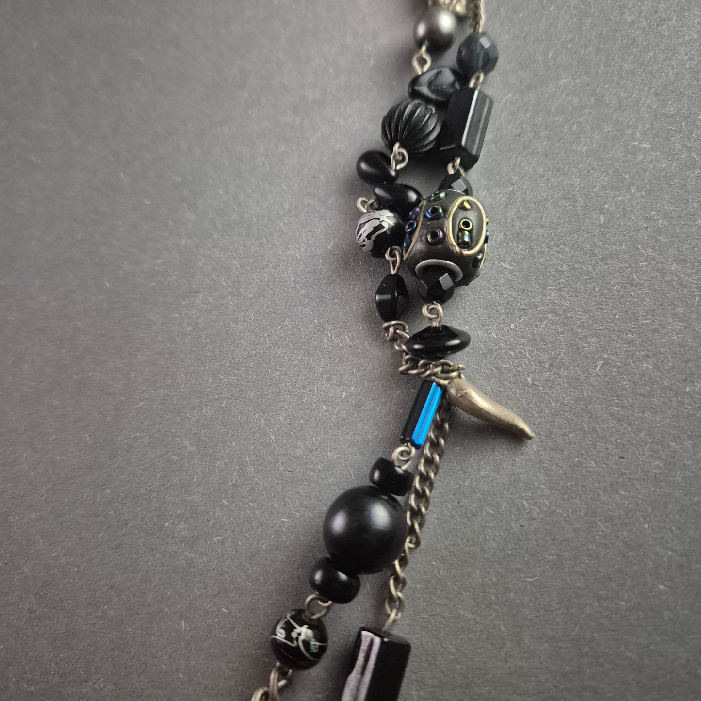 Extravagante Vintage-Kette mit schwarzen Perlen und Metallanhängern