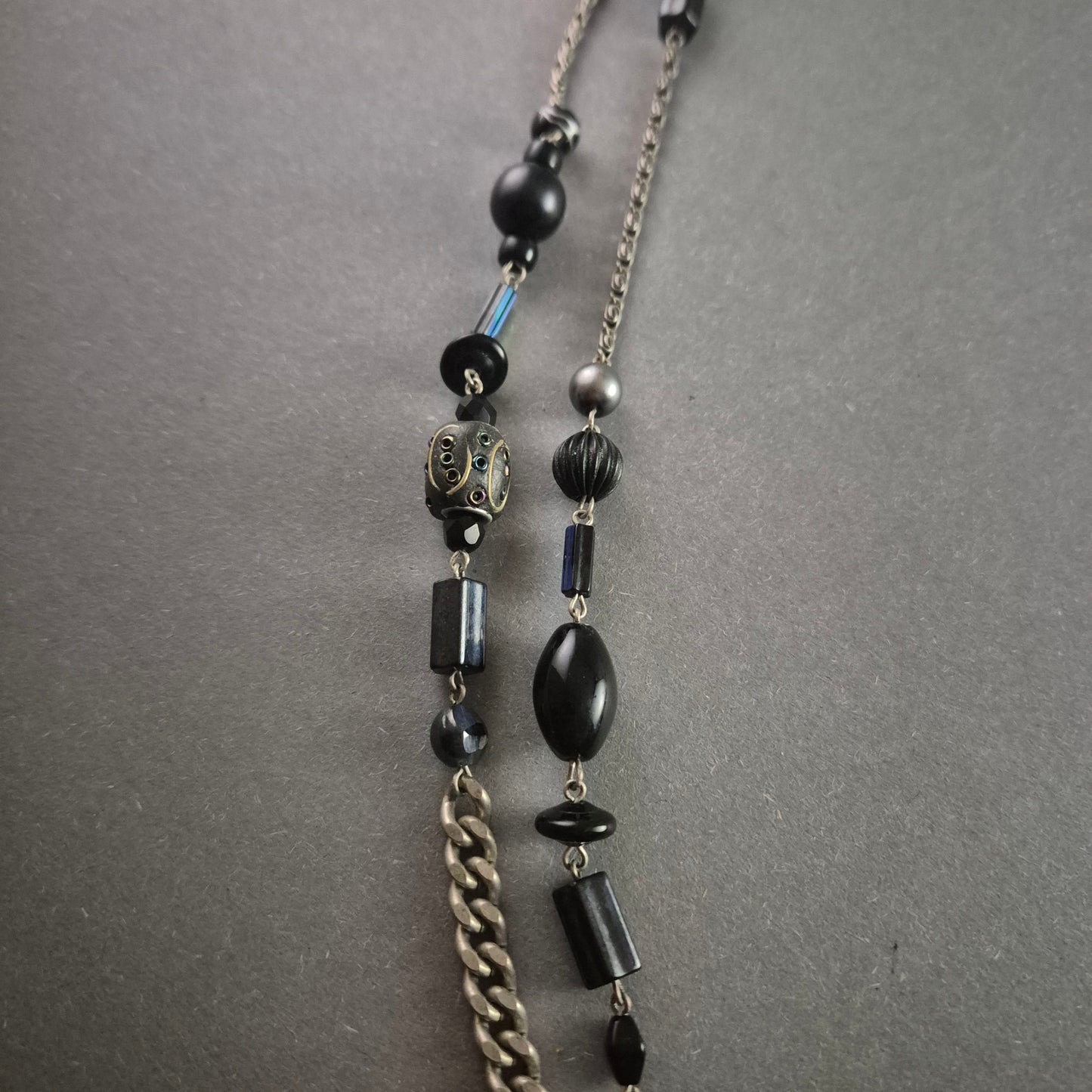 Extravagante Vintage-Kette mit schwarzen Perlen und Metallanhängern