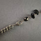 Extravagante Vintage-Kette mit schwarzen Perlen und Metallanhängern