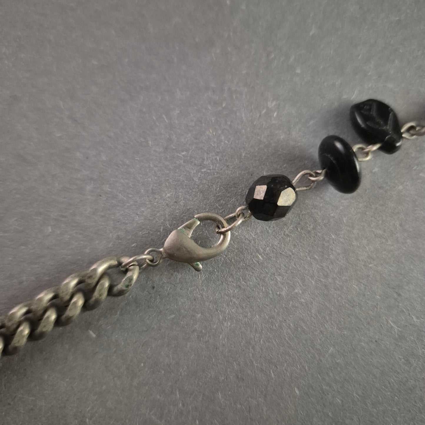 Extravagante Vintage-Kette mit schwarzen Perlen und Metallanhängern