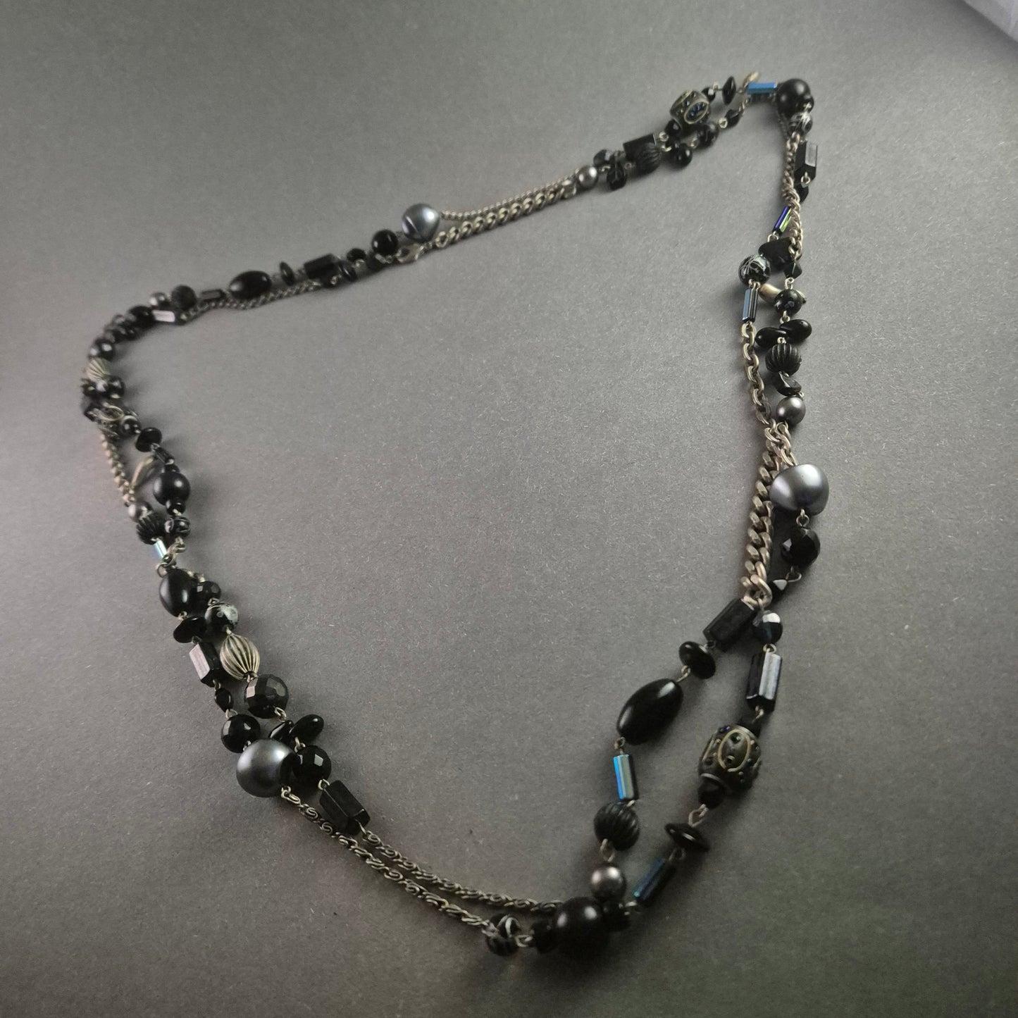 Extravagante Vintage-Kette mit schwarzen Perlen und Metallanhängern