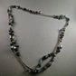 Extravagante Vintage-Kette mit schwarzen Perlen und Metallanhängern