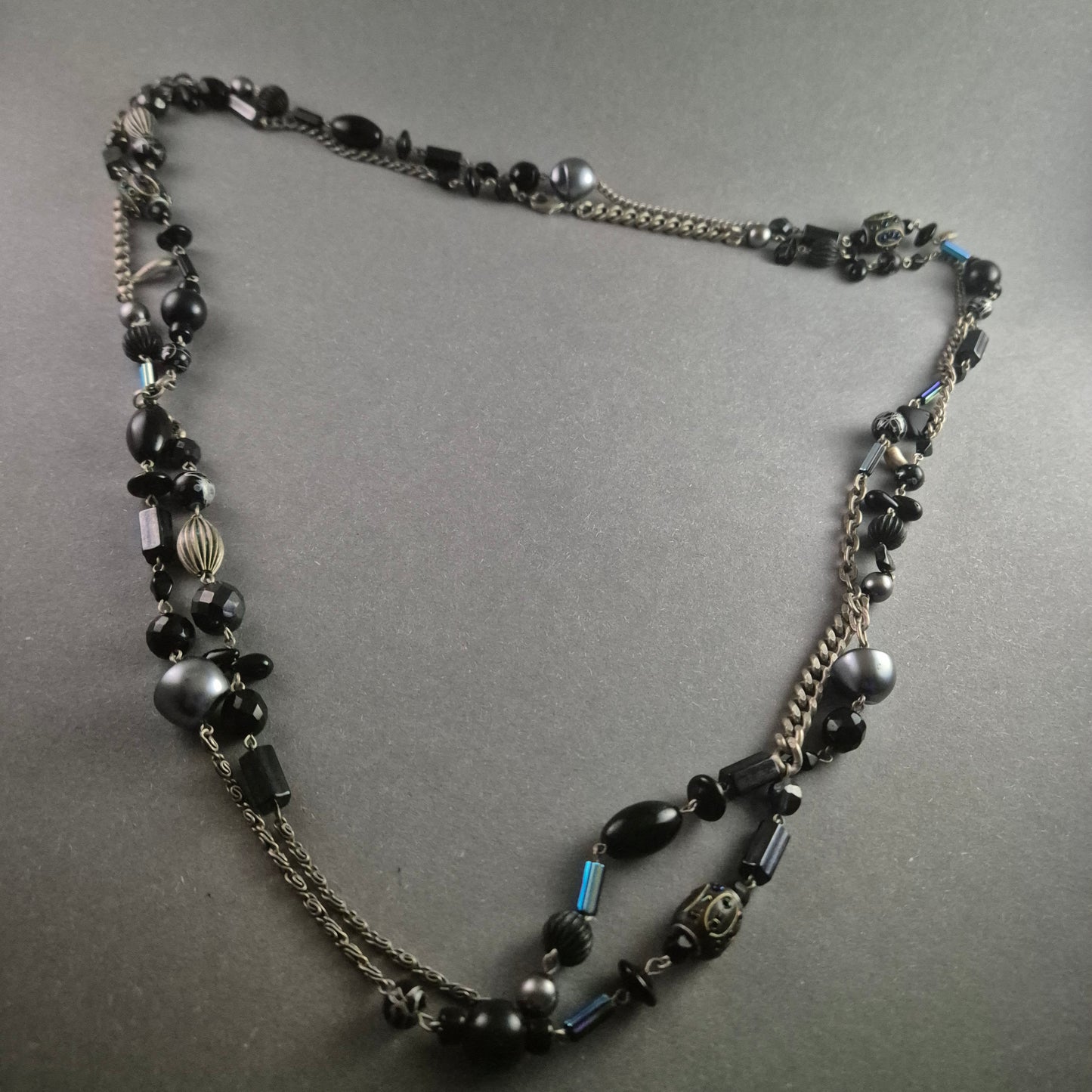 Extravagante Vintage-Kette mit schwarzen Perlen und Metallanhängern