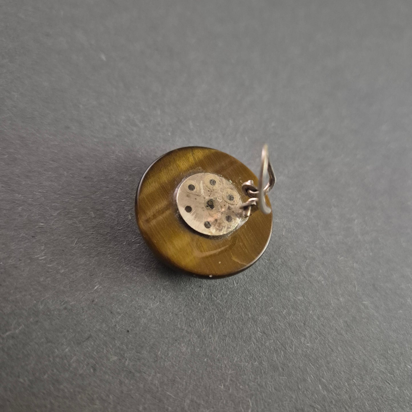 Eleganter Tigerauge-Anhänger – Natürlicher Edelstein mit silberfarbener Öse