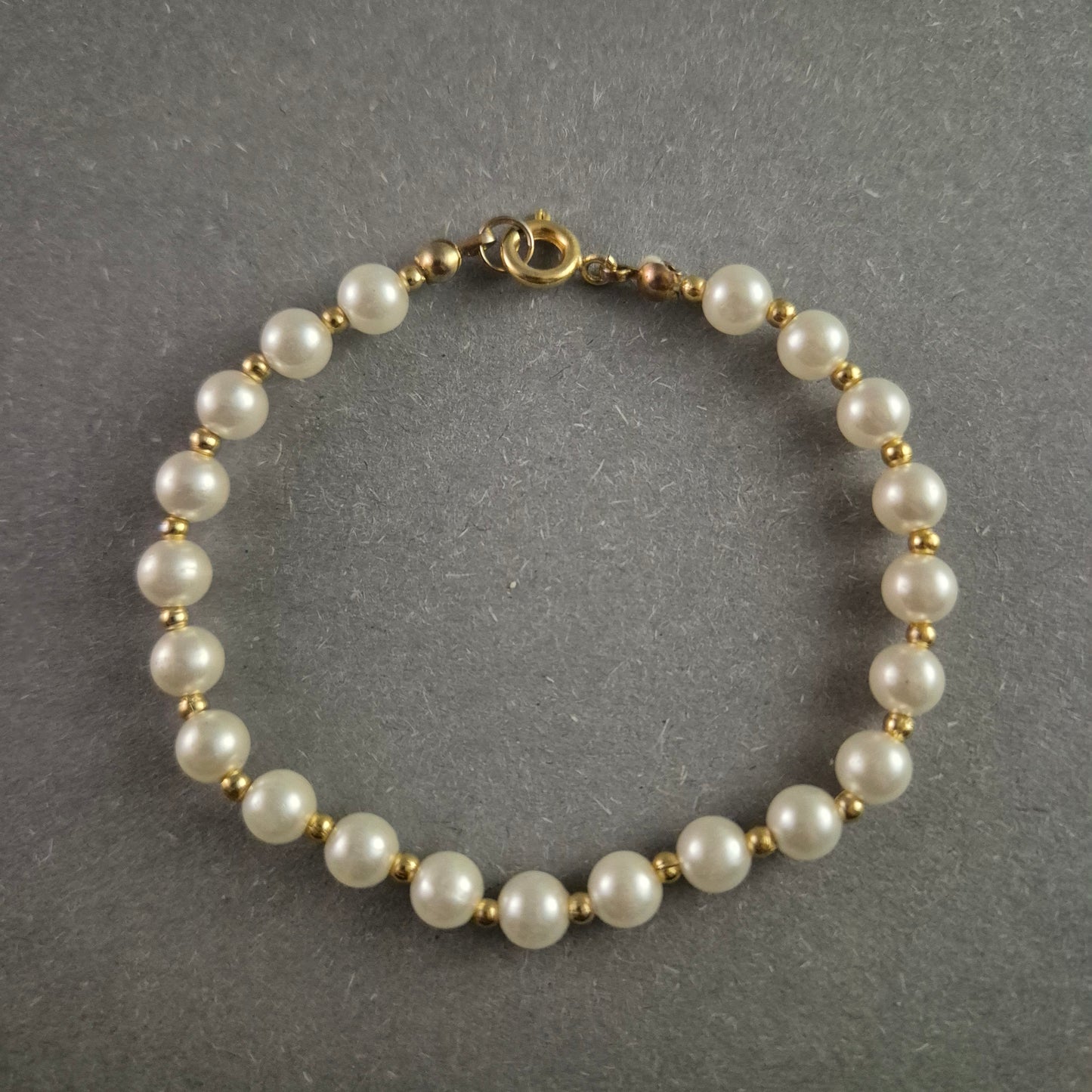 Klassisches Perlenarmband – Eleganz mit goldfarbenen Akzenten