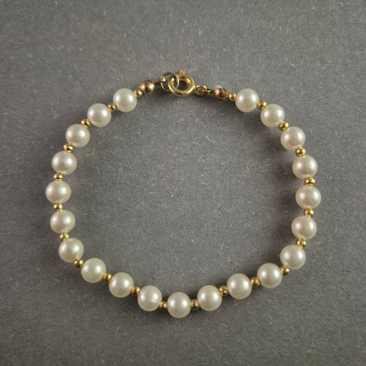 Klassisches Perlenarmband – Eleganz mit goldfarbenen Akzenten