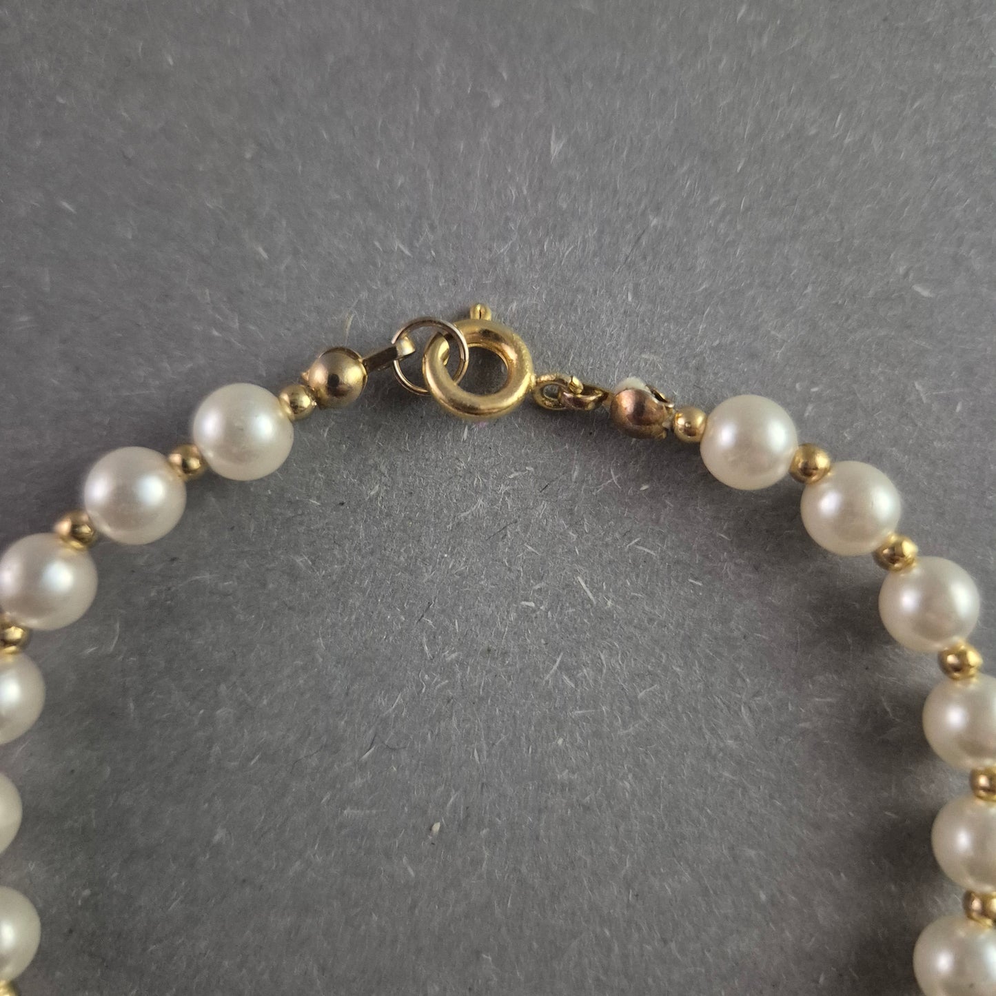 Klassisches Perlenarmband – Eleganz mit goldfarbenen Akzenten