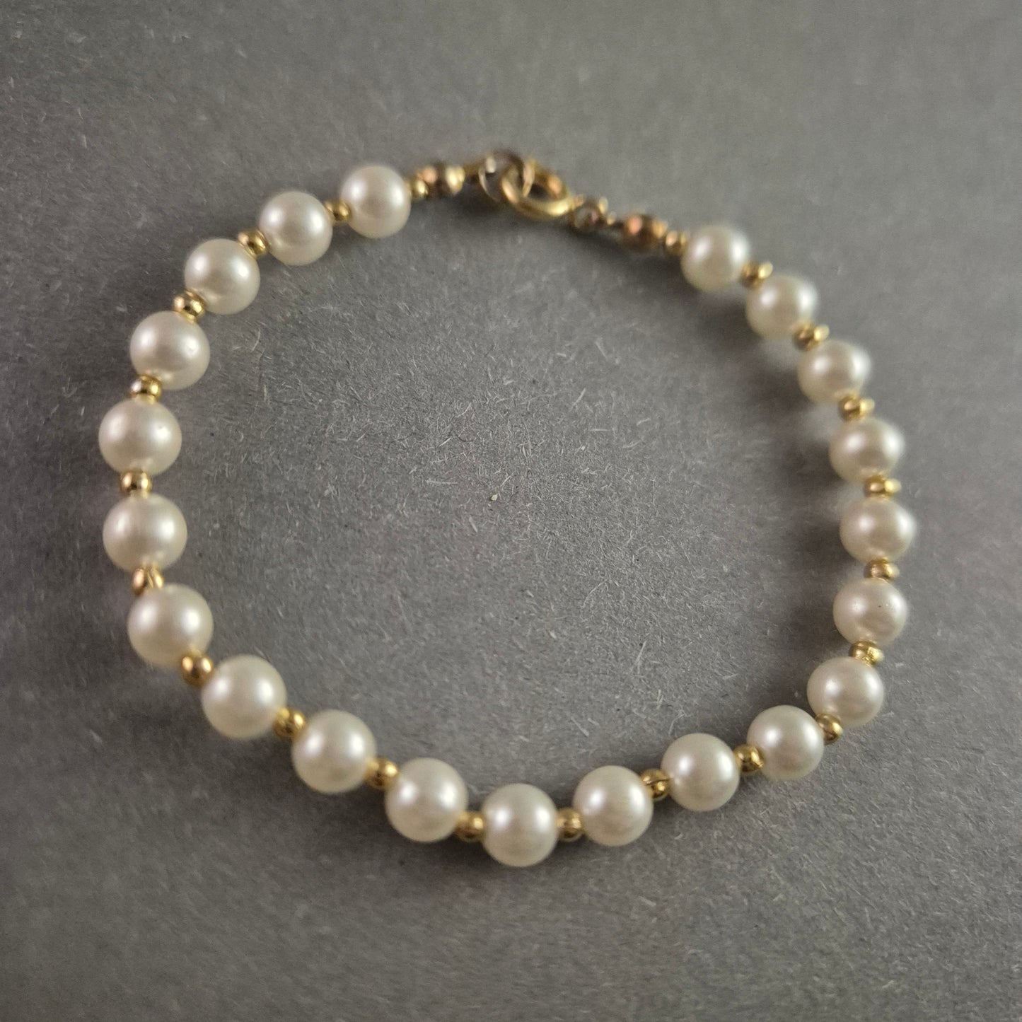 Klassisches Perlenarmband – Eleganz mit goldfarbenen Akzenten