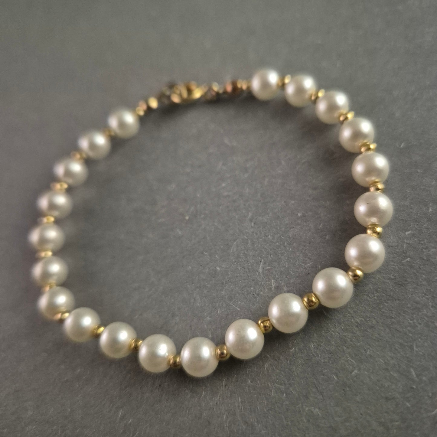 Klassisches Perlenarmband – Eleganz mit goldfarbenen Akzenten