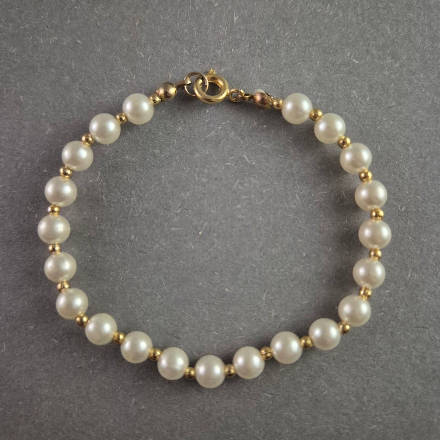 Klassisches Perlenarmband – Eleganz mit goldfarbenen Akzenten