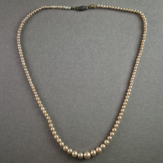 Elegante Vintage-Perlenkette mit 835er Silberverschluss – Klassische Schönheit