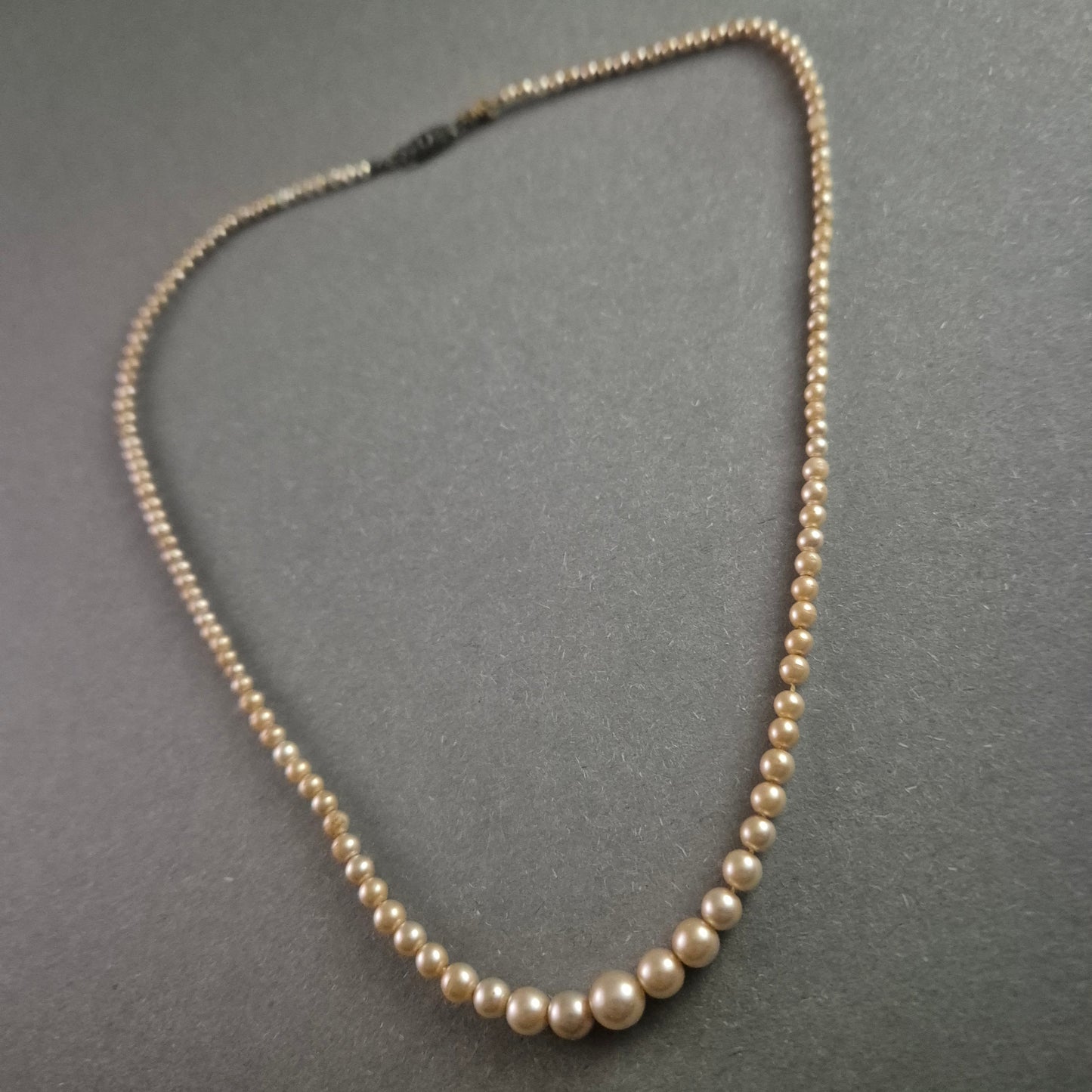 Elegante Vintage-Perlenkette mit 835er Silberverschluss – Klassische Schönheit