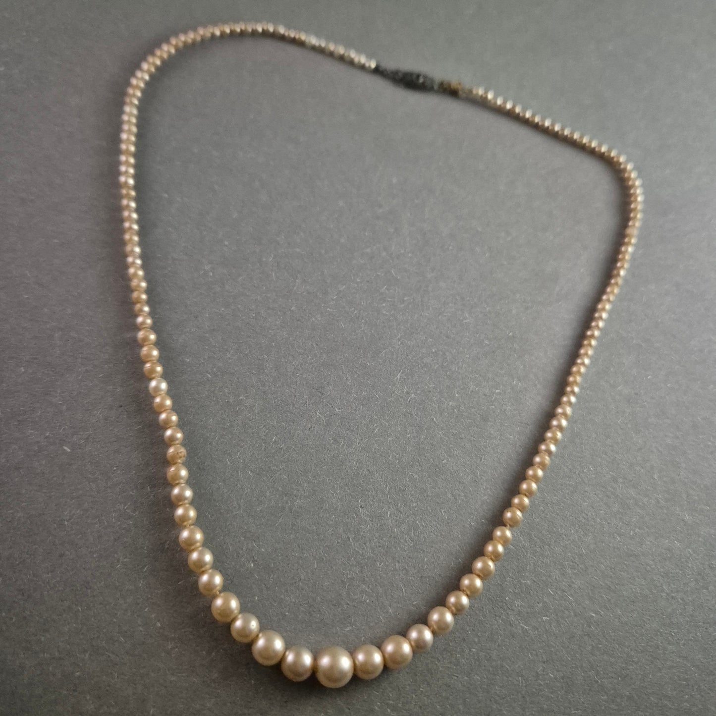 Elegante Vintage-Perlenkette mit 835er Silberverschluss – Klassische Schönheit