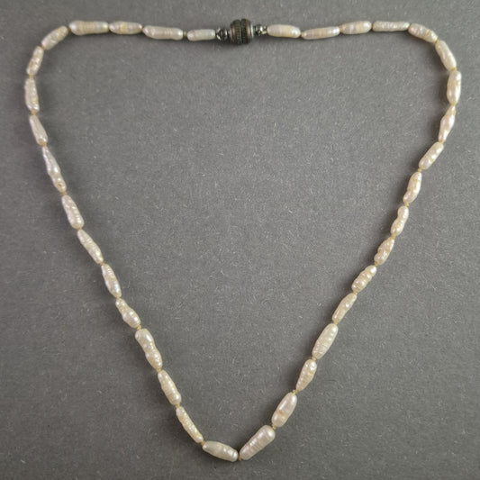 Elegante Barockperlenkette mit antikem Verschluss – Zeitlose Raffinesse