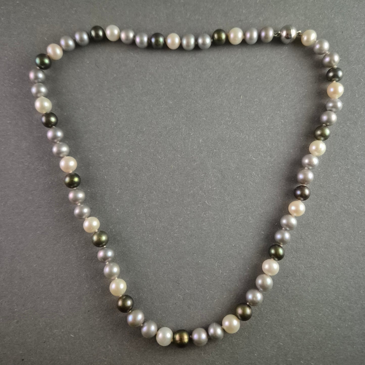 Elegante Perlenkette mit mehrfarbigen Süßwasserperlen – Stilvolle Farbharmonie