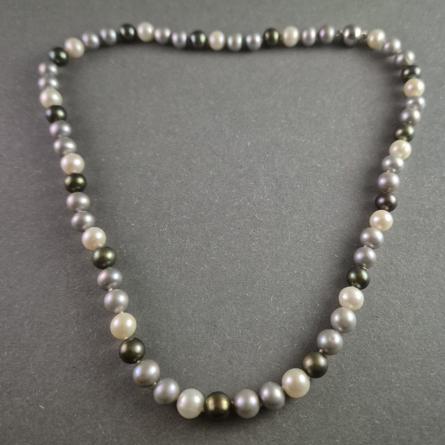 Elegante Perlenkette mit mehrfarbigen Süßwasserperlen – Stilvolle Farbharmonie