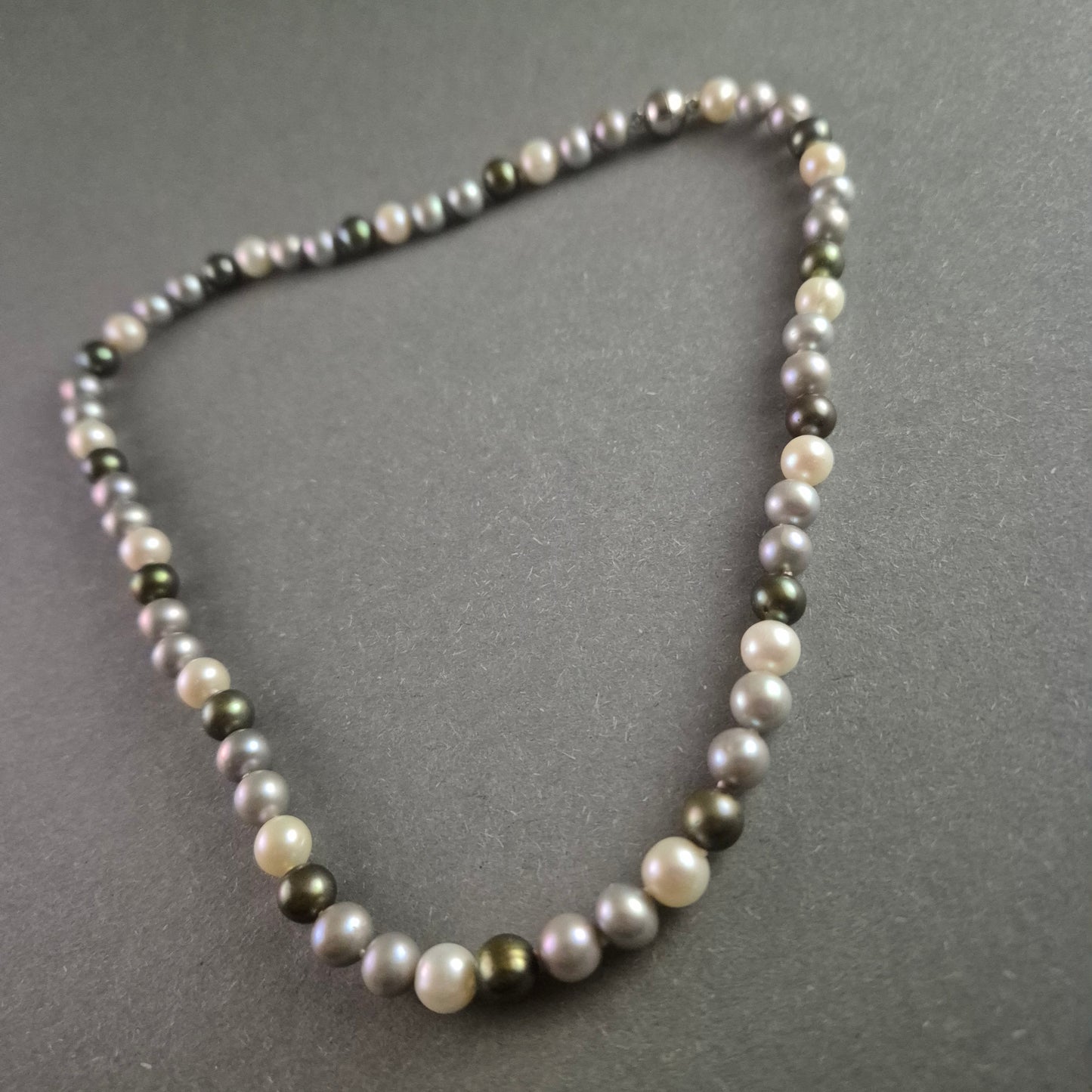 Elegante Perlenkette mit mehrfarbigen Süßwasserperlen – Stilvolle Farbharmonie