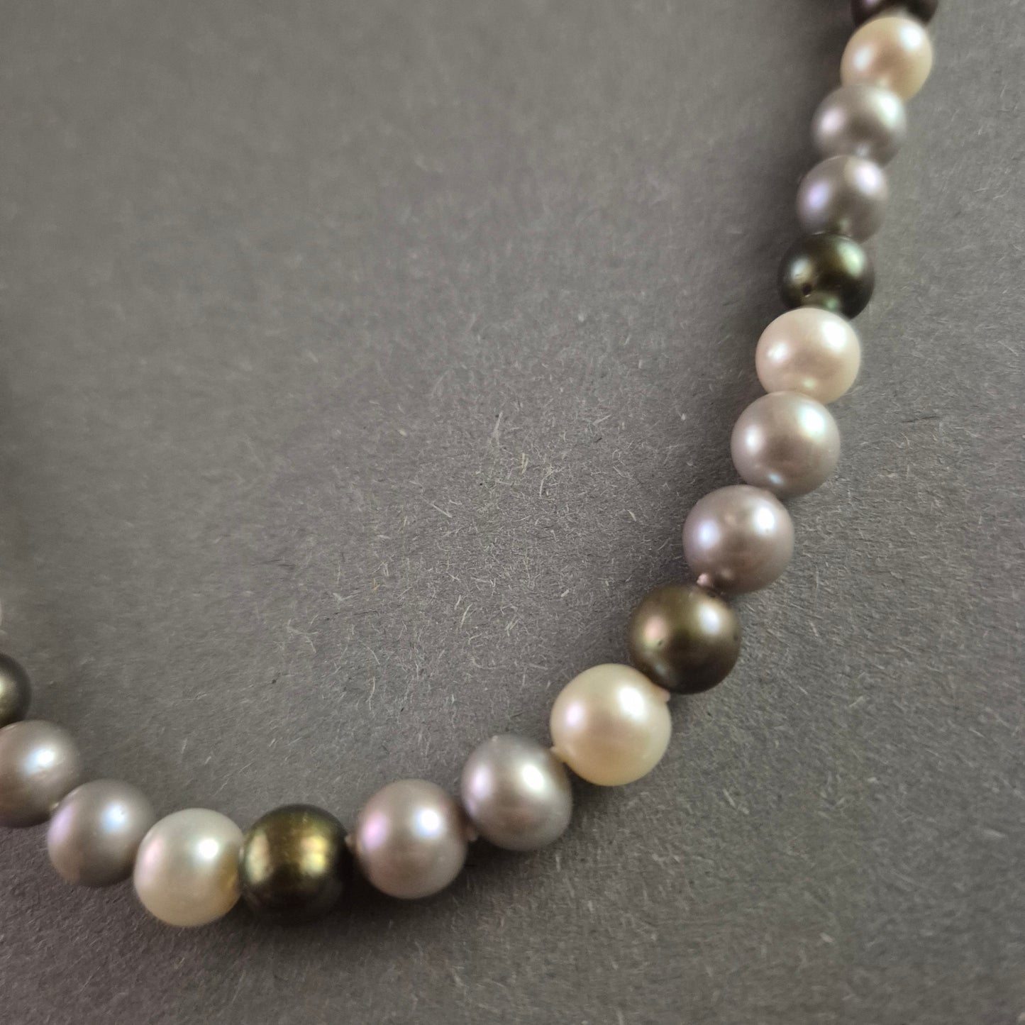Elegante Perlenkette mit mehrfarbigen Süßwasserperlen – Stilvolle Farbharmonie