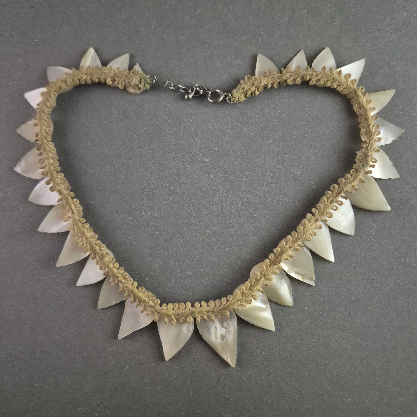 Handgefertigte Vintage-Muschelkette – Exotisches Unikat mit Naturmaterialien