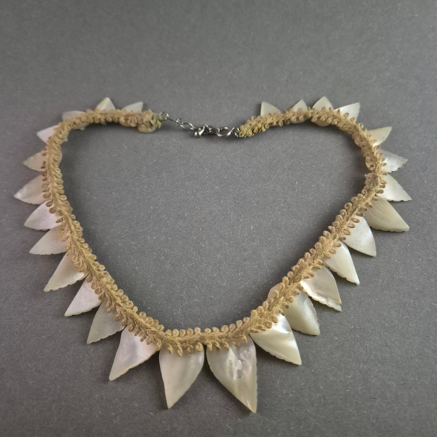 Handgefertigte Vintage-Muschelkette – Exotisches Unikat mit Naturmaterialien