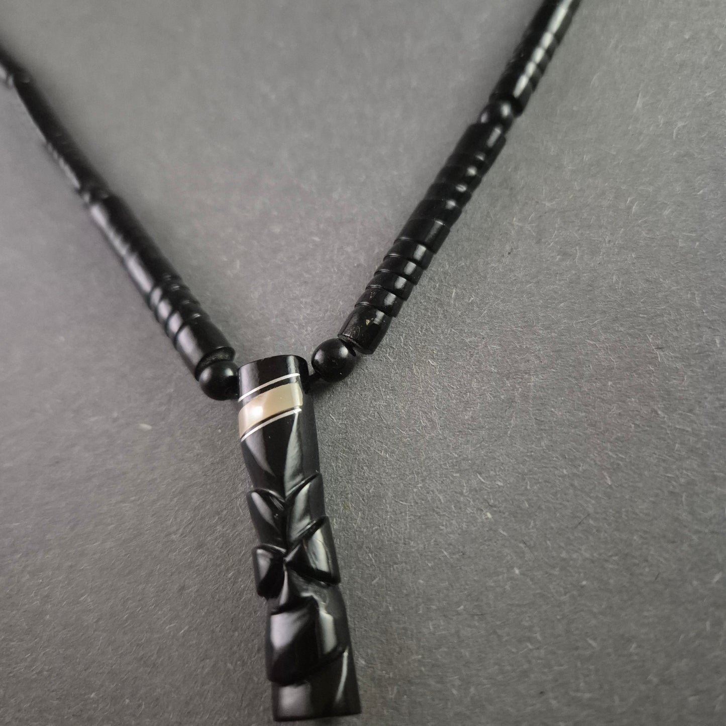 Handgeschnitzte Onyxkette mit Anhänger – Mystische Eleganz in Schwarz