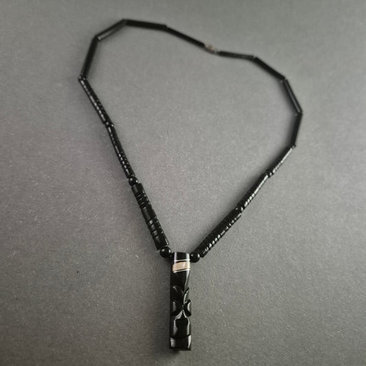Handgeschnitzte Onyxkette mit Anhänger – Mystische Eleganz in Schwarz