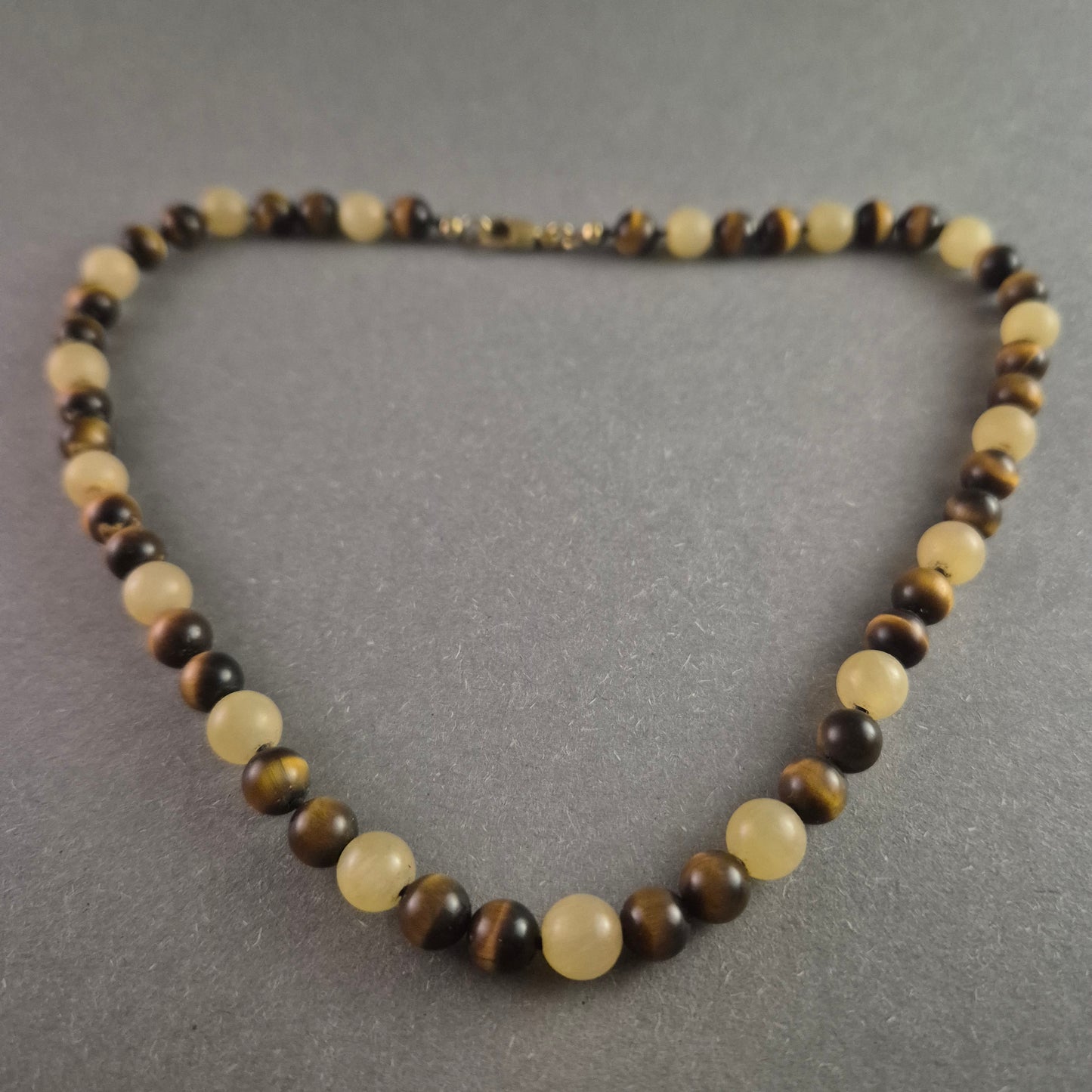 Edelstein-Kette mit Tigerauge und Jade – Naturverbundenes Design