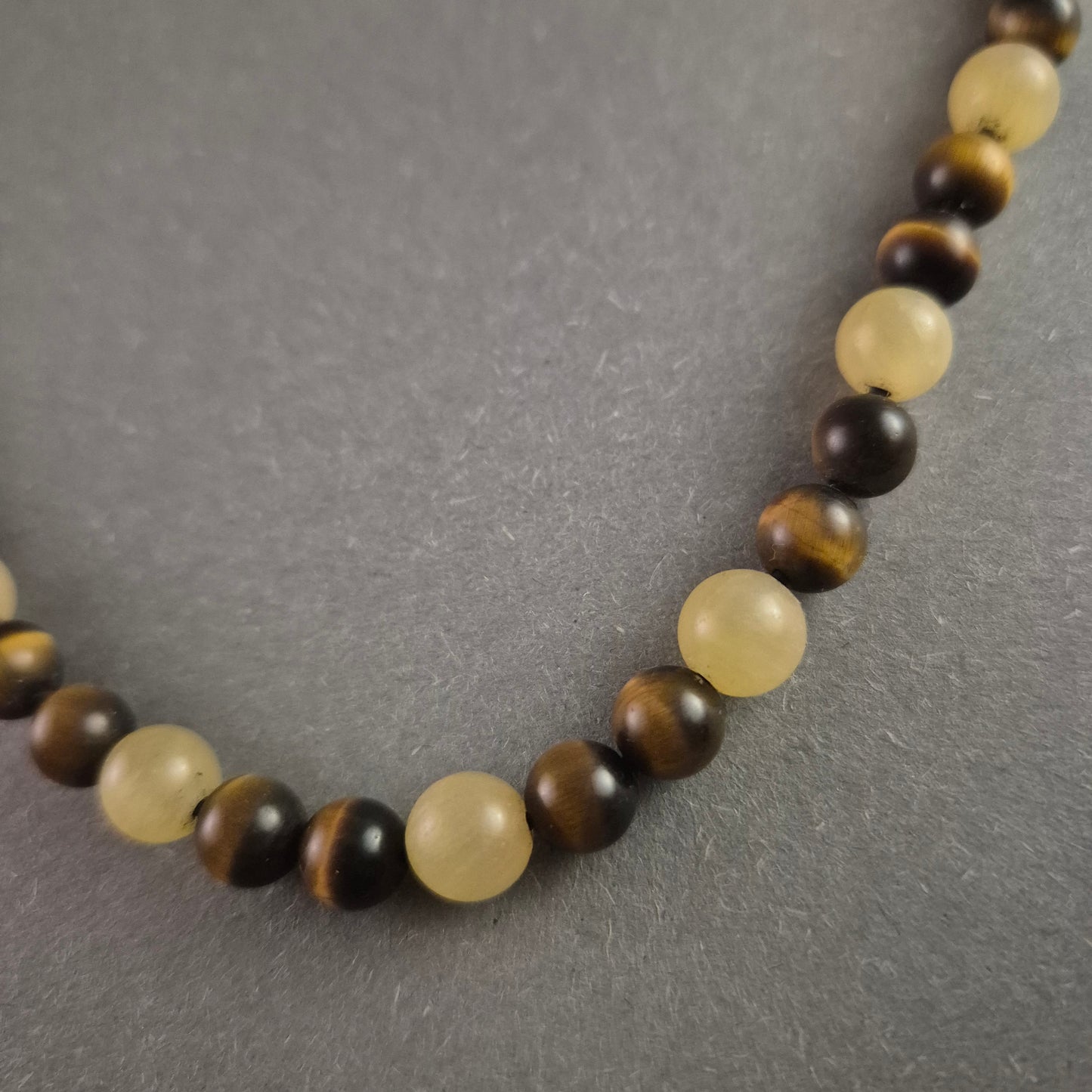 Edelstein-Kette mit Tigerauge und Jade – Naturverbundenes Design