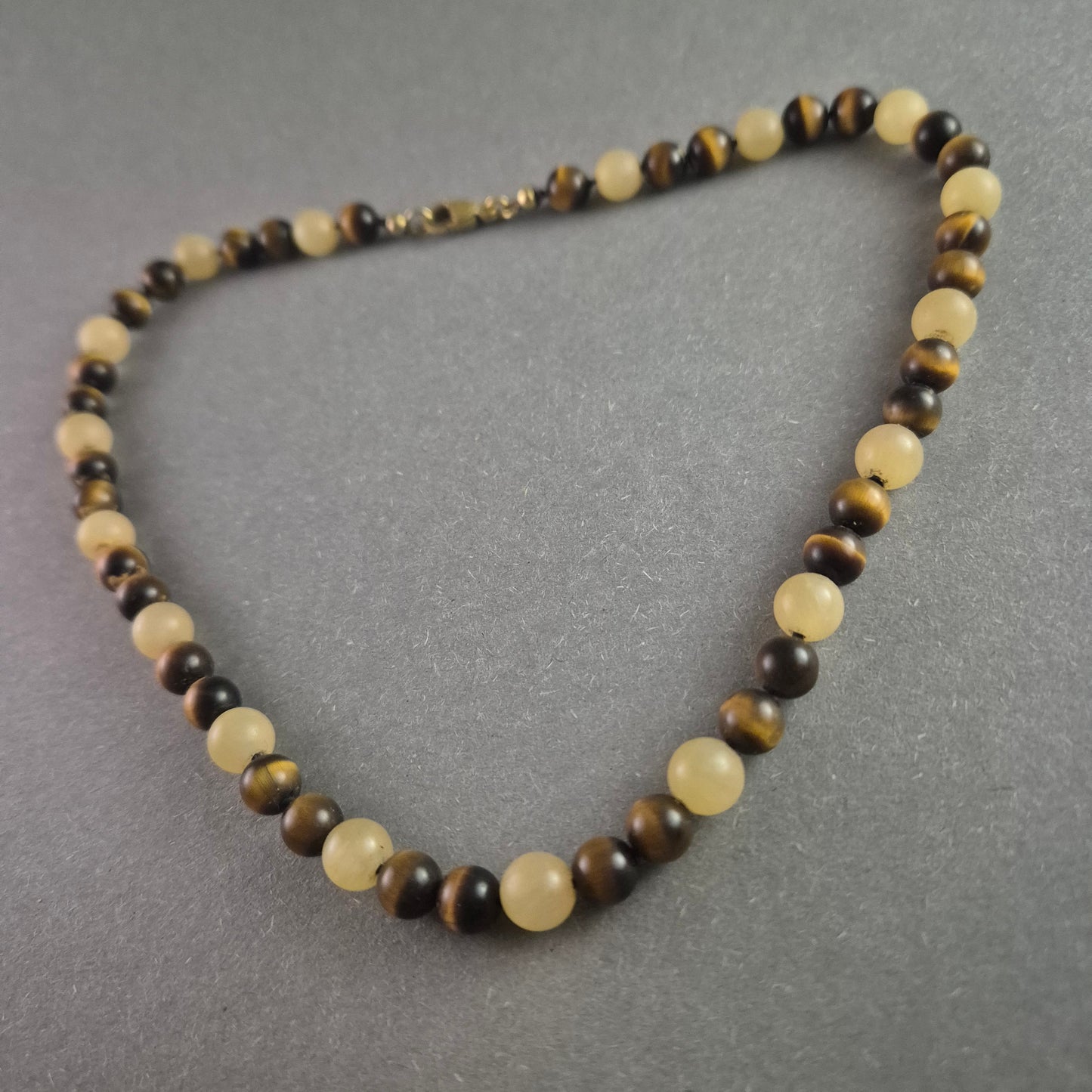 Edelstein-Kette mit Tigerauge und Jade – Naturverbundenes Design