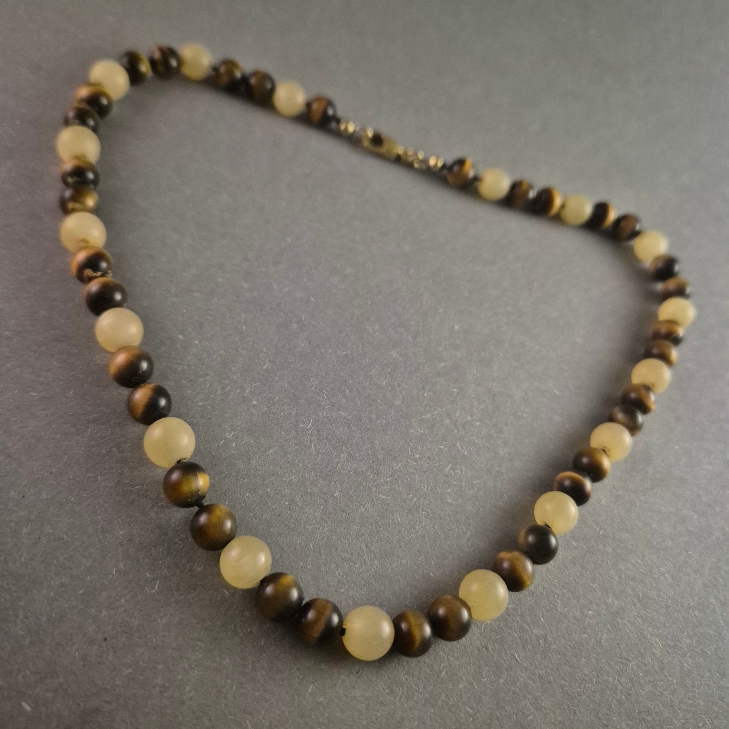 Edelstein-Kette mit Tigerauge und Jade – Naturverbundenes Design