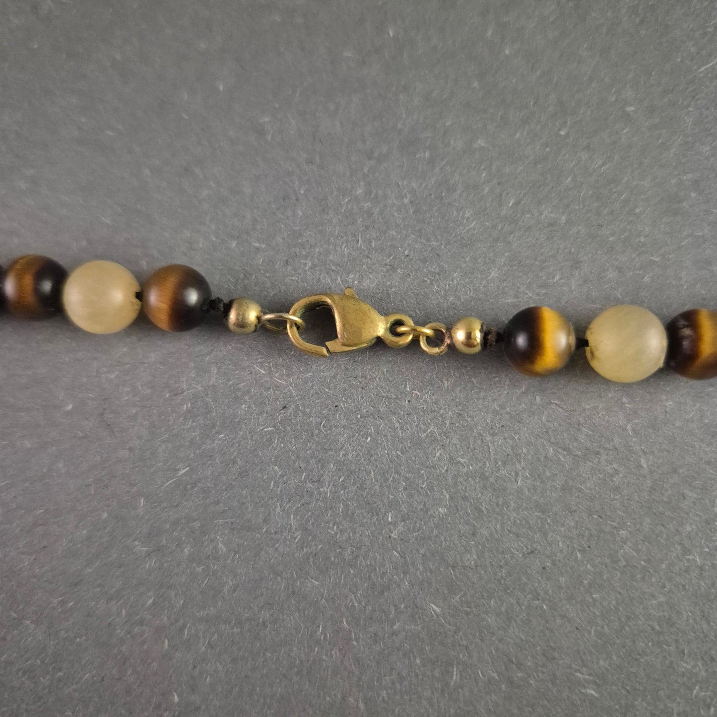 Edelstein-Kette mit Tigerauge und Jade – Naturverbundenes Design