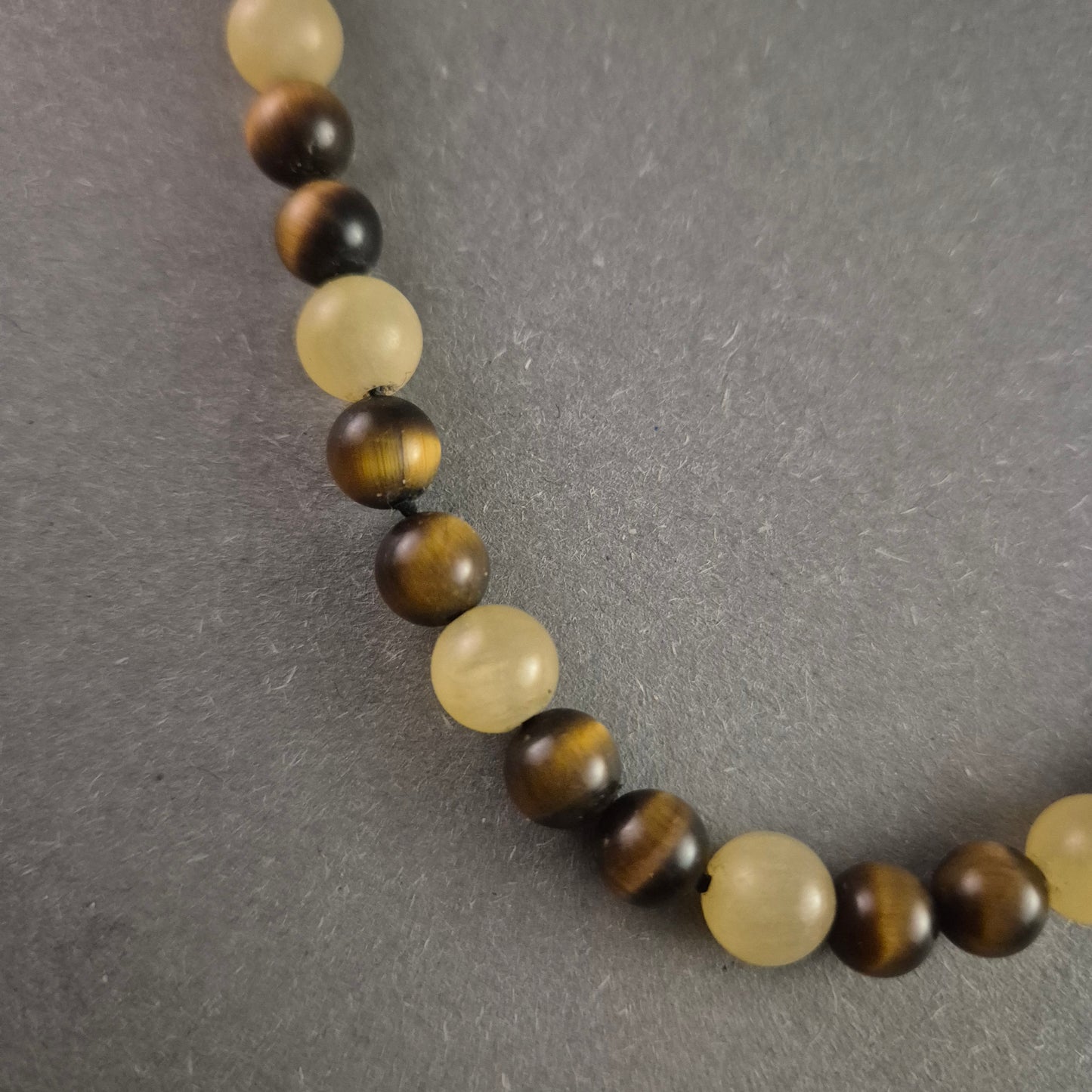 Edelstein-Kette mit Tigerauge und Jade – Naturverbundenes Design