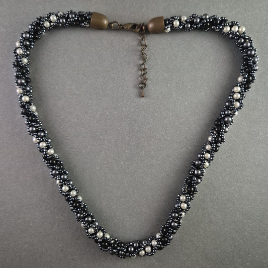 Exquisite handgeflochtene Perlenkette in Schwarz & Weiß