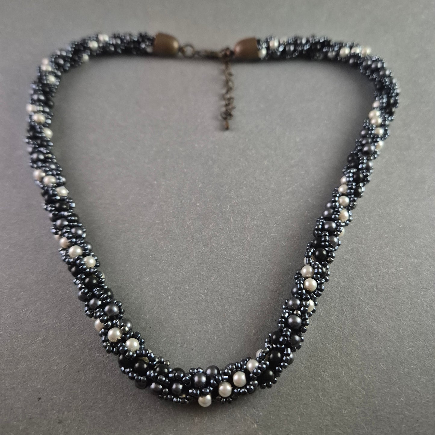 Exquisite handgeflochtene Perlenkette in Schwarz & Weiß