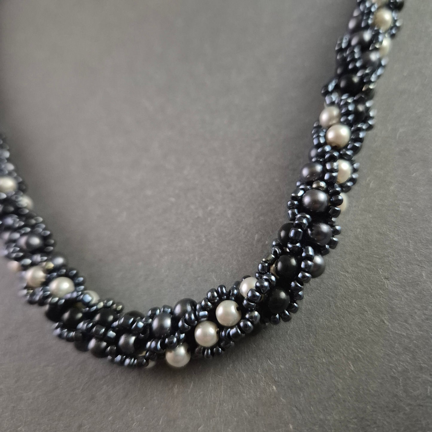 Exquisite handgeflochtene Perlenkette in Schwarz & Weiß