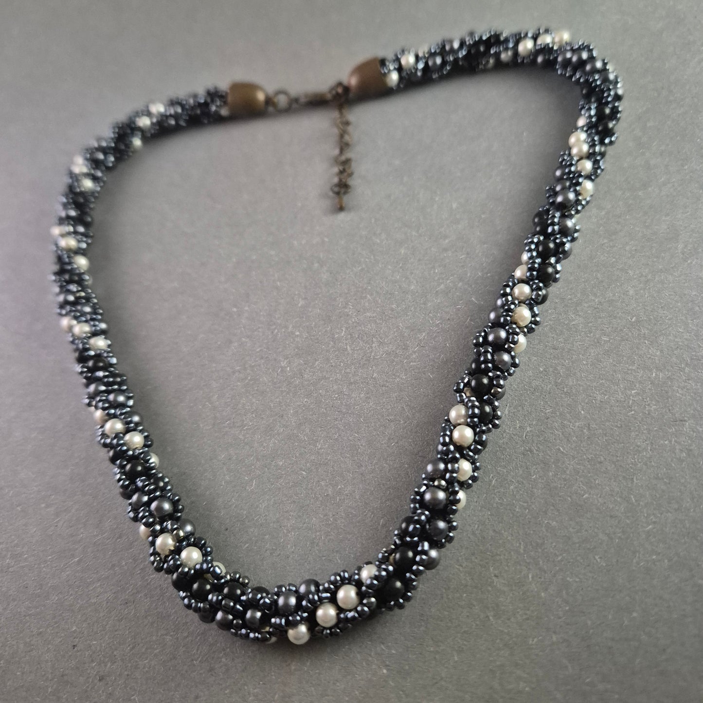 Exquisite handgeflochtene Perlenkette in Schwarz & Weiß