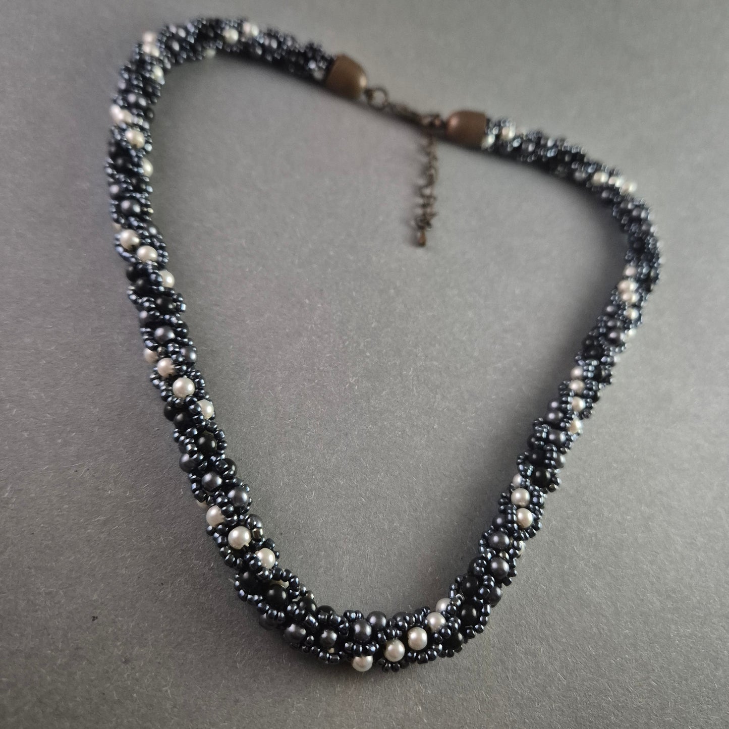 Exquisite handgeflochtene Perlenkette in Schwarz & Weiß