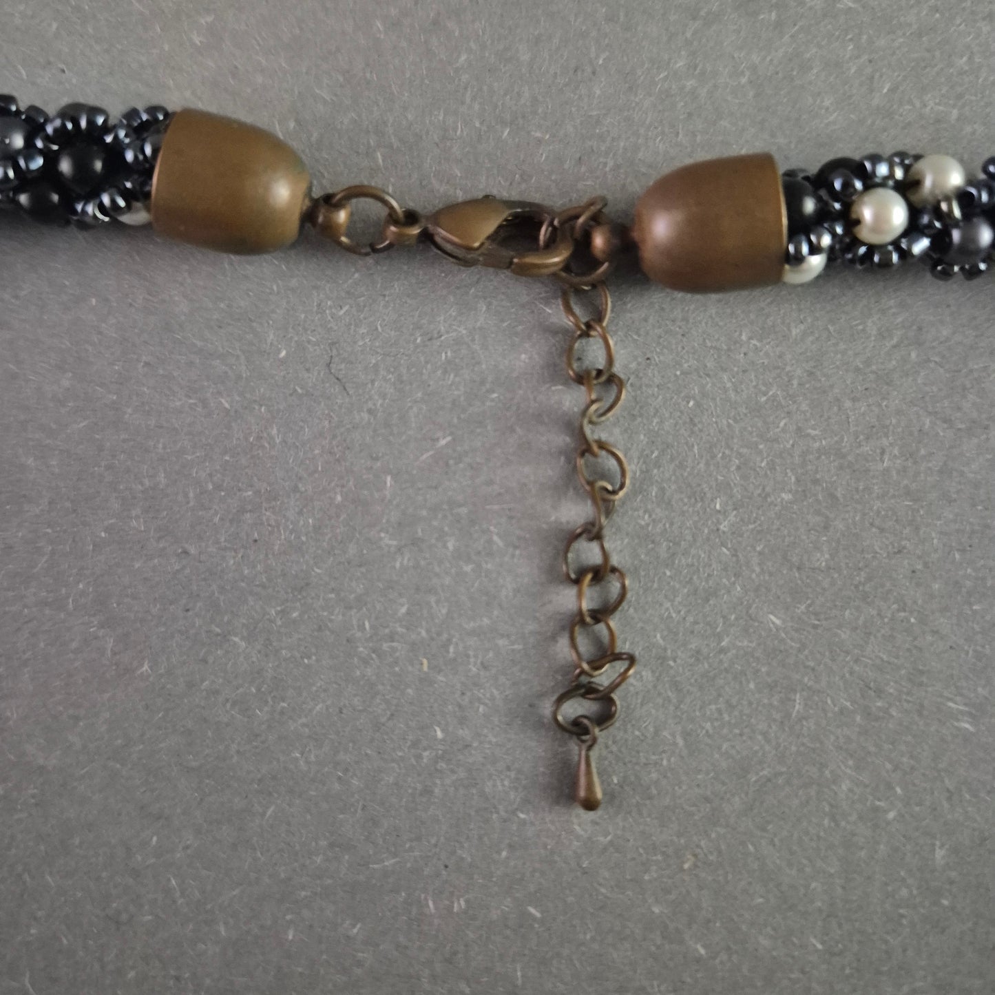 Exquisite handgeflochtene Perlenkette in Schwarz & Weiß