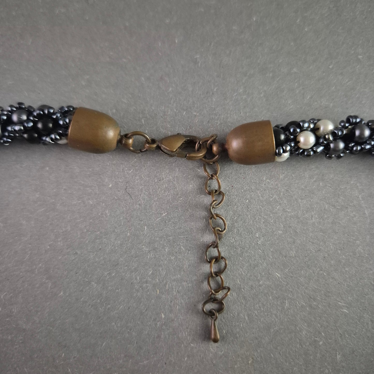 Exquisite handgeflochtene Perlenkette in Schwarz & Weiß