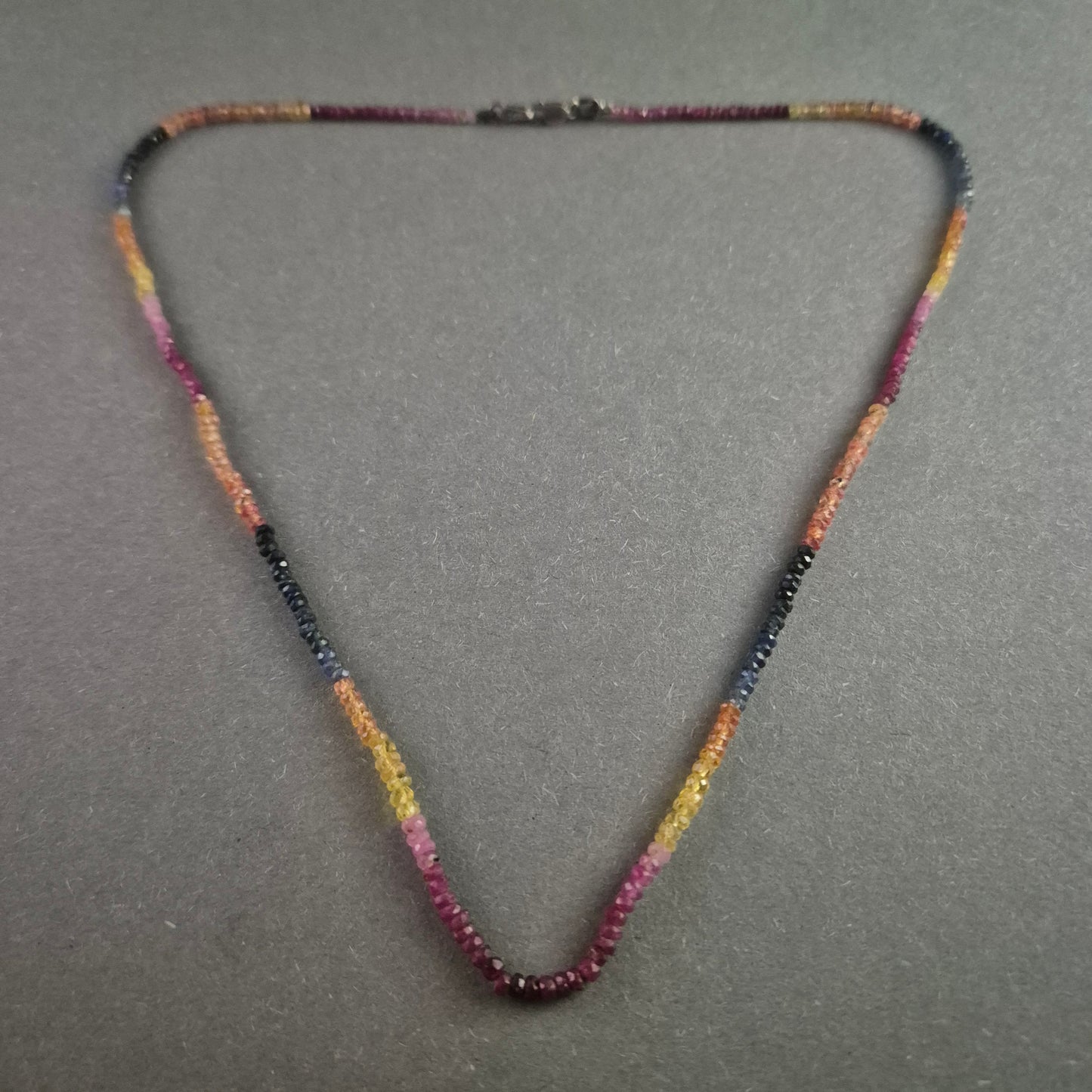 Feine Saphir-Kette in Regenbogenfarben mit 925er Silberverschluss