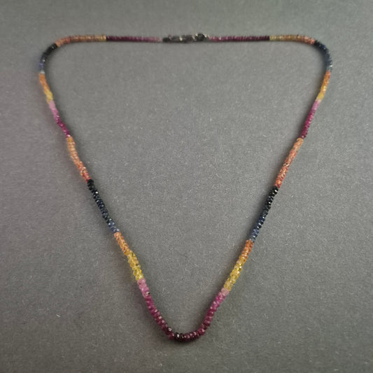 Feine Saphir-Kette in Regenbogenfarben mit 925er Silberverschluss