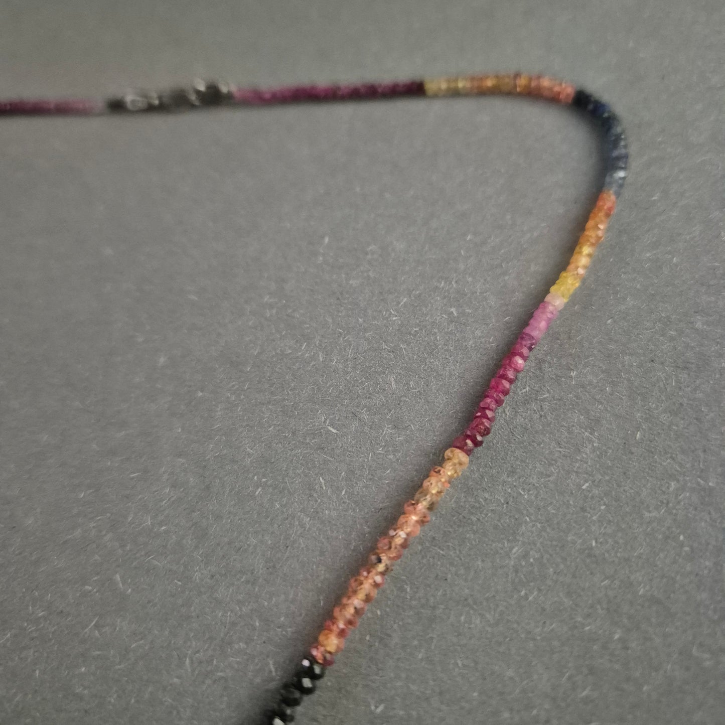 Feine Saphir-Kette in Regenbogenfarben mit 925er Silberverschluss