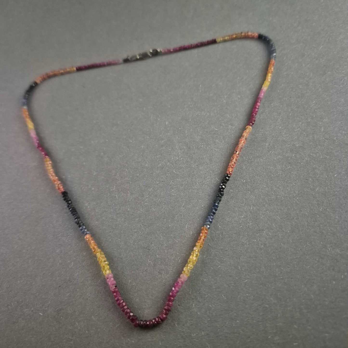 Feine Saphir-Kette in Regenbogenfarben mit 925er Silberverschluss