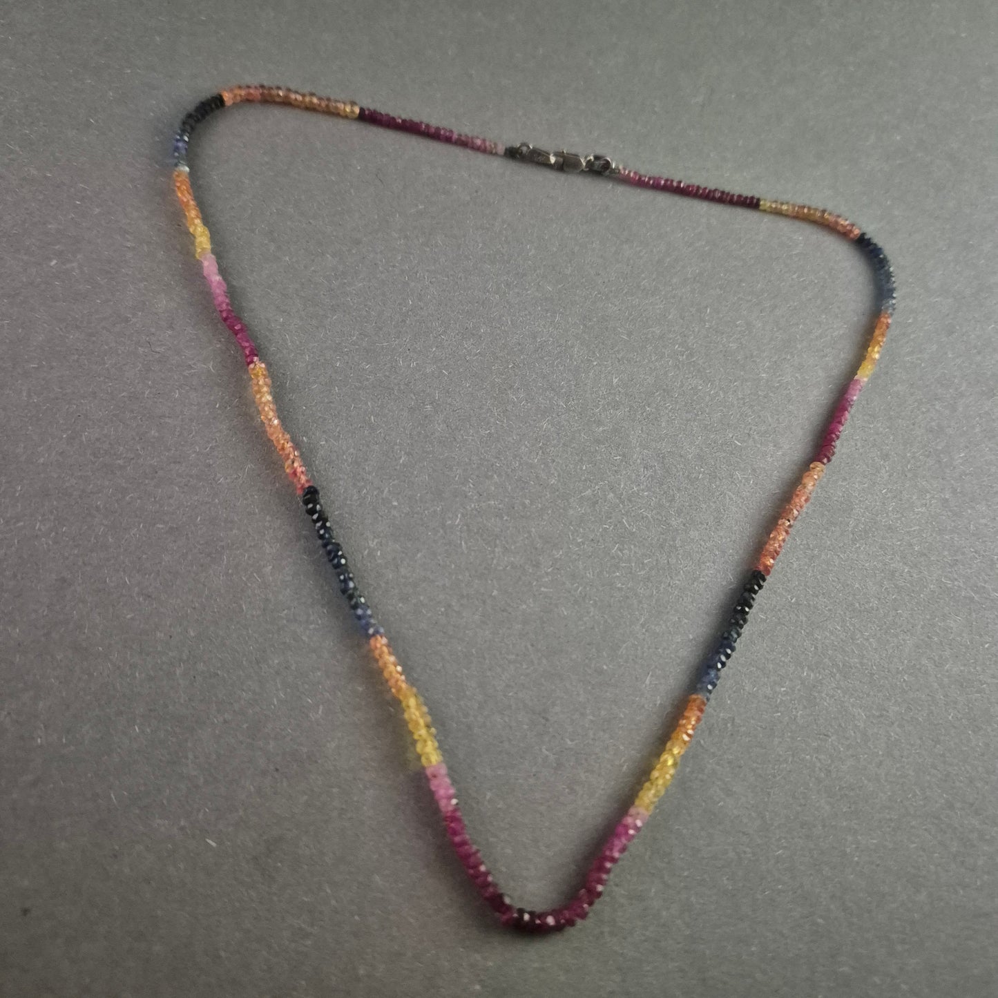 Feine Saphir-Kette in Regenbogenfarben mit 925er Silberverschluss