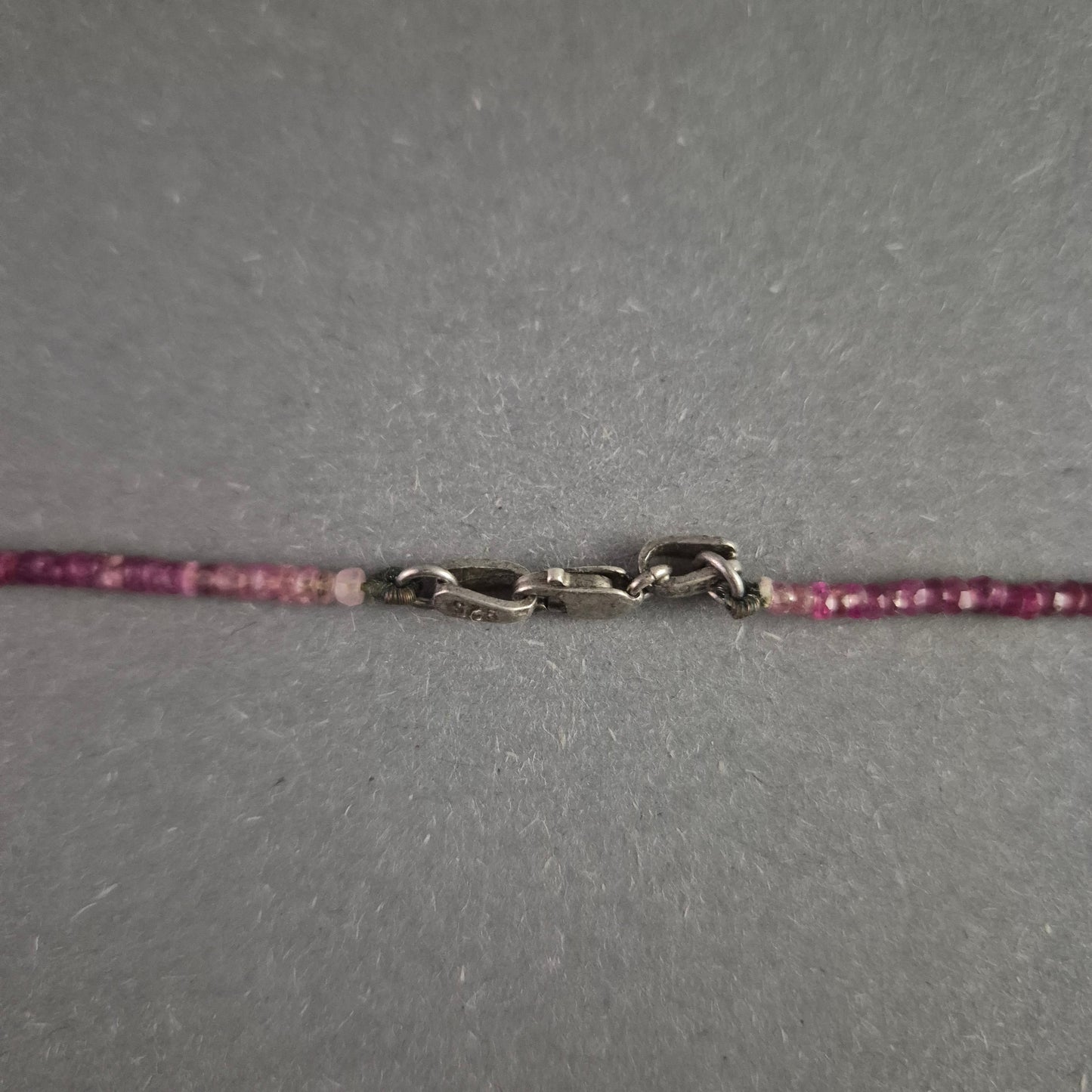 Feine Saphir-Kette in Regenbogenfarben mit 925er Silberverschluss