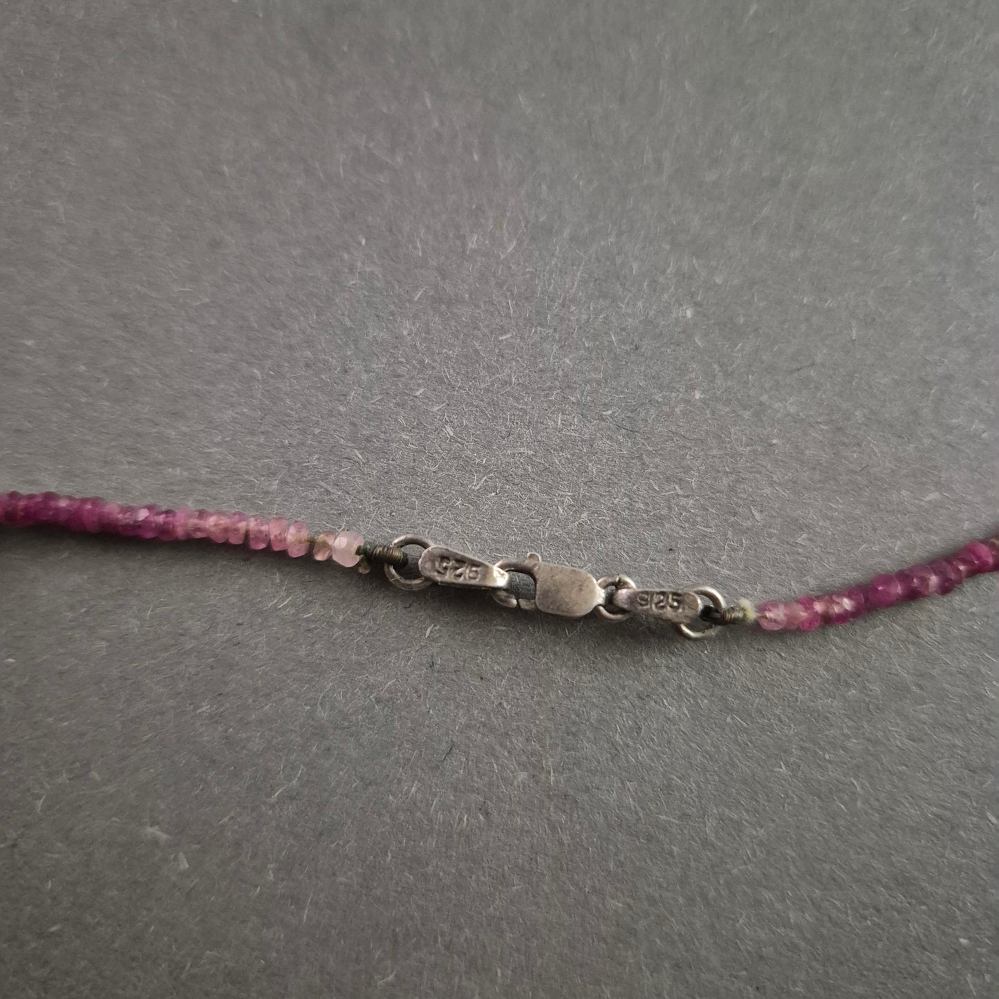 Feine Saphir-Kette in Regenbogenfarben mit 925er Silberverschluss