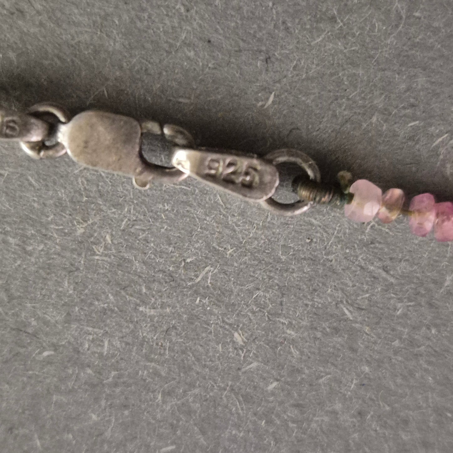 Feine Saphir-Kette in Regenbogenfarben mit 925er Silberverschluss