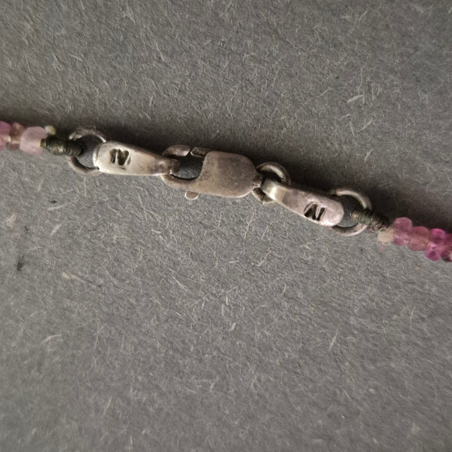 Feine Saphir-Kette in Regenbogenfarben mit 925er Silberverschluss